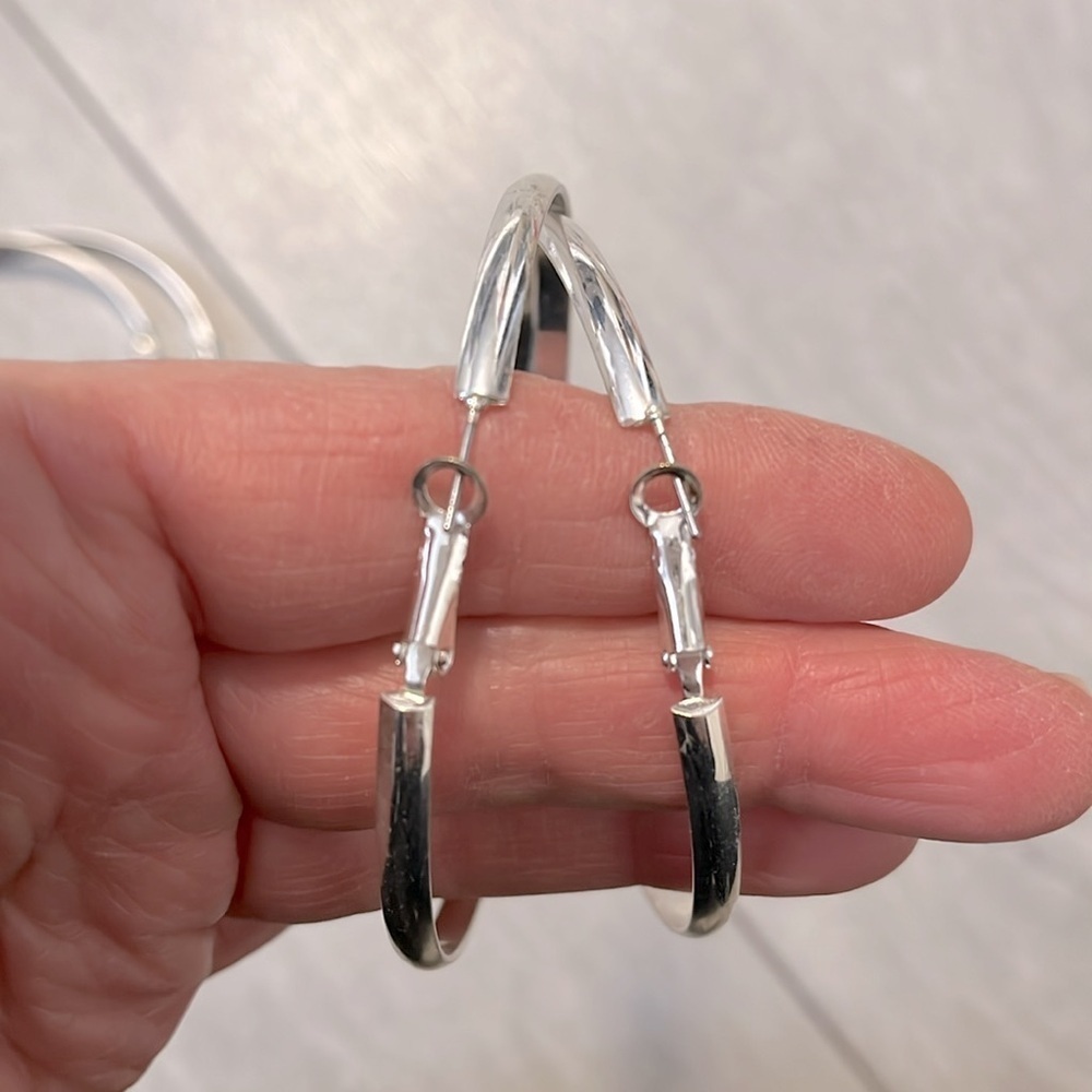 Set Large Hoop Earrings in Brushed Silver and Solid Silver - Picture 5 of 5